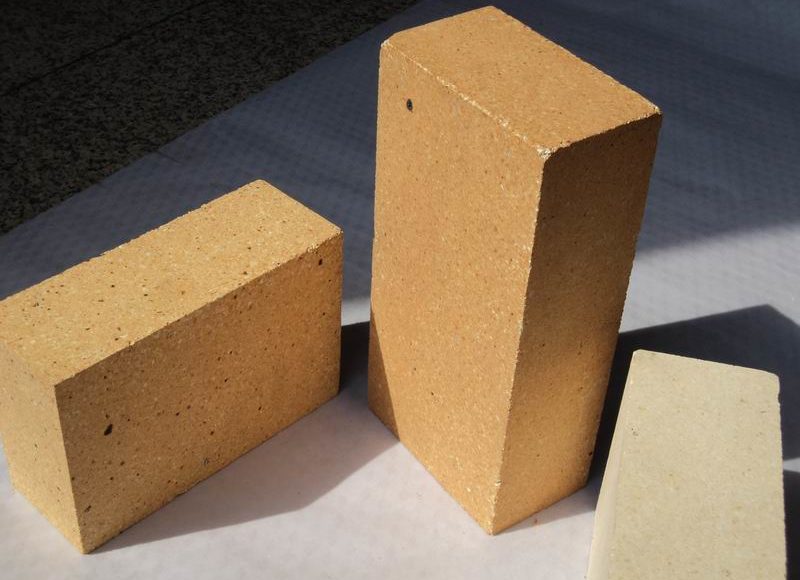 Main difference between insulating fire brick and refractory brick